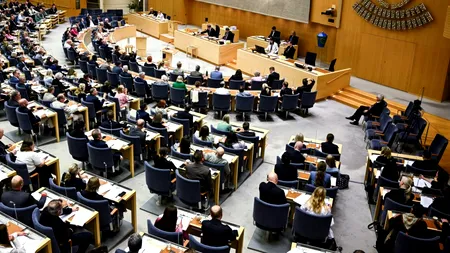 Suedia înăsprește politica de imigrație. Parlamentul aprobă revocarea permiselor de ședere și obligă funcționarii să raporteze migranții fără acte