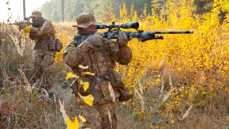 Un LUNETIST american preferă să lupte cu arme sovietice decât cu cele americane. Care este motivul