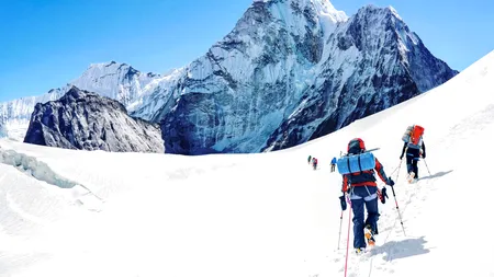 China interzice expedițiile în Munții Himalaya din cauza situației sanitare din Nepal. Ce se întâmplă cu expediția lui Horia Colibășanu
