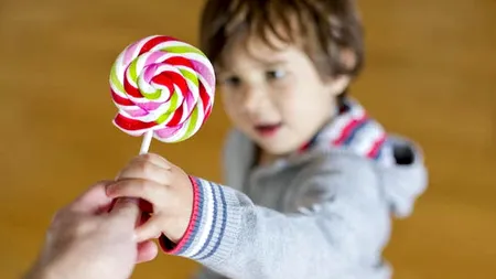 O româncă a fost acuzată de răpire. Femeia a ademenit un copil cu un suc, apoi l-a sechestrat într-o cameră de hotel