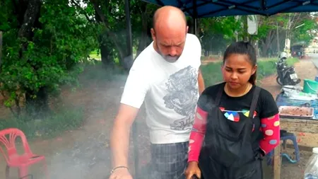 Un german căutat pentru trafic de droguri s-a reinventat ca vânzător de pui prăjit în Thailanda / Bărbatul de 34 de ani, prins după ce a devenit celebru pe rețelele sociale