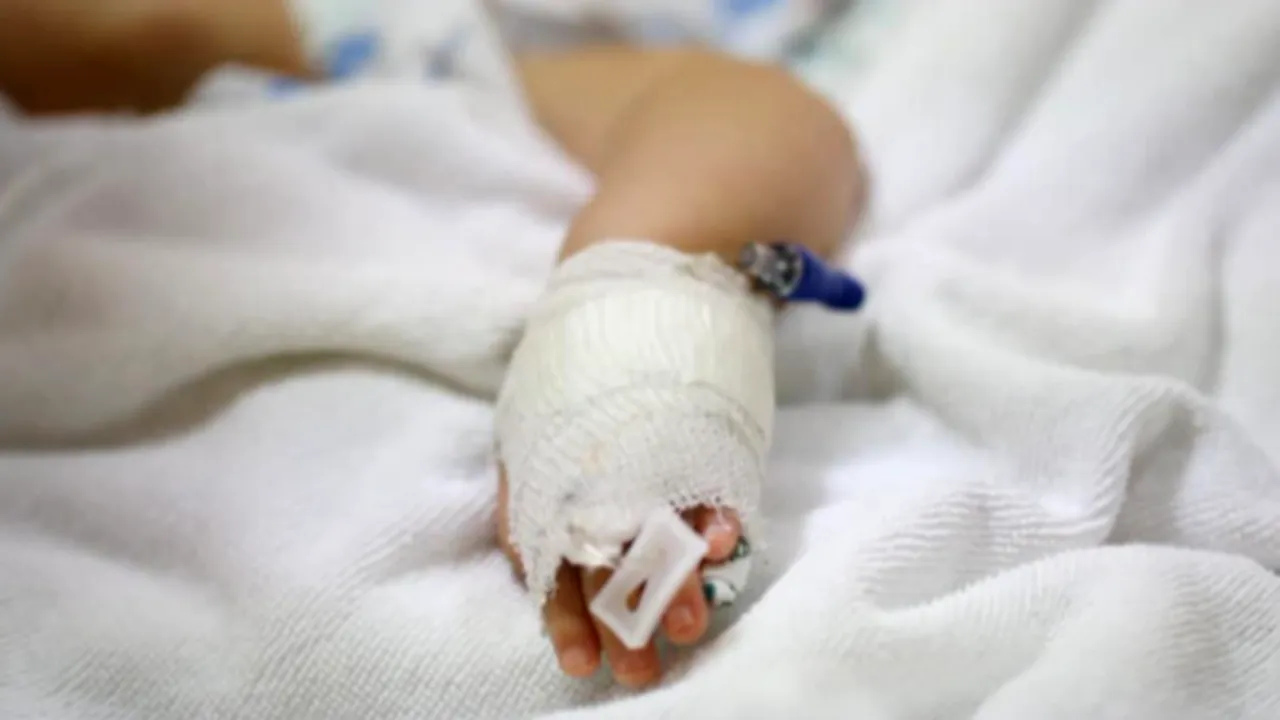 O fetiță de un an, din Vaslui, a fost găsită cu capul într-o găleată cu apă. Copila este în comă