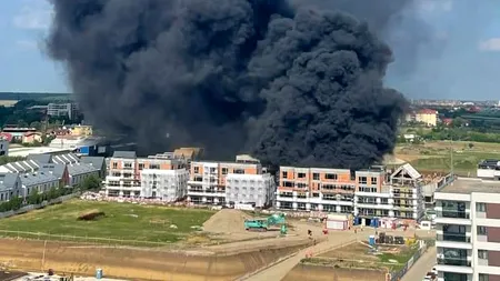 VIDEO | Incendiu puternic la un bloc aflat în construcție, lângă un mall din zona Pipera