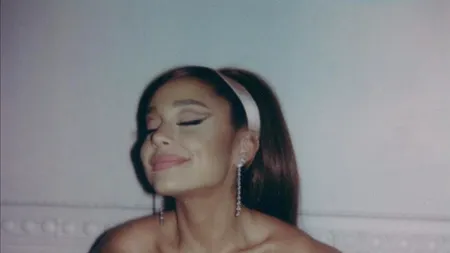 Ariana Grande s-a logodit! Inelul valoarează 100.000 de dolari (FOTO)