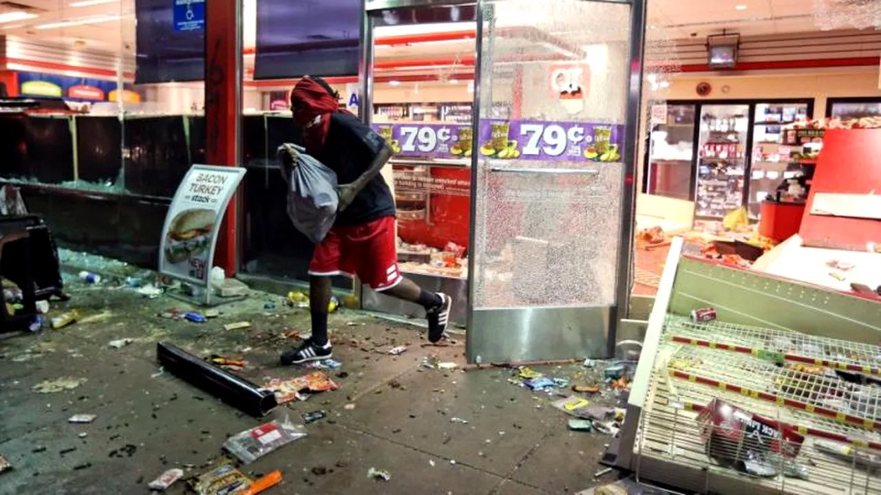 Benzinărie incendiată și magazine jefuite în SUA, după ce un adolescent de culoare a fost împușcat mortal de poliție