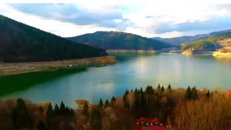 Premieră pentru România. Cele mai lungi 7 lacuri din țară, traversate înot în cadrul unui ultramaraton 
