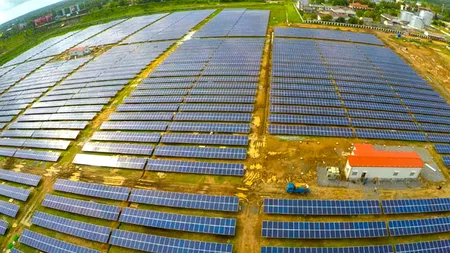 Premieră Mondială. Primul aeroport care funcționează exclusiv cu energie solară