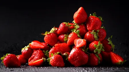 Cum să cureți căpșunile de PESTICIDE: Substanța recomandată de specialiști este mai eficientă decât apa