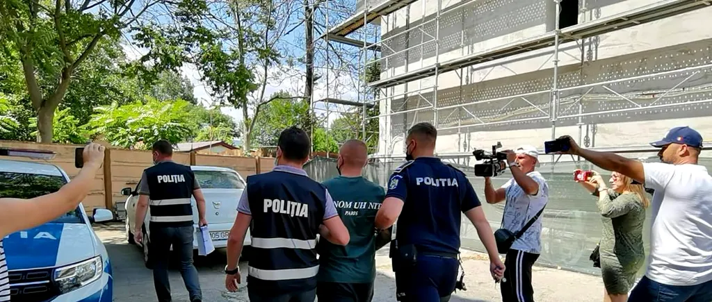 Bărbatul care a aruncat cu scaune și sticle din balconul unui hotel din Mamaia a fost plasat sub control judiciar