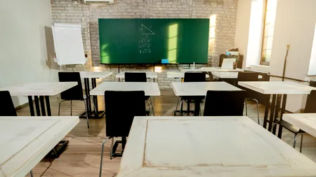 Haos la cea mai mare școală din Capitală. Conducerea și-a dat demisia în bloc. Părinții merg în instanță și fac acuzații înainte de începerea școlii