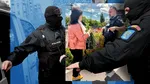 După ce au prins toate băbuțele care fac contrabandă cu pătrunjel, polițiștii locali din Sectorul 6 au destructurat o rețea de femei care rup flori