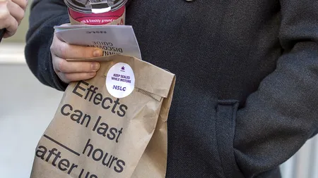 ATAC DE PANICĂ după ce doi polițiști au mâncat CIOCOLATĂ CU MARIJUANA. Ofițerii șterpeliseră 