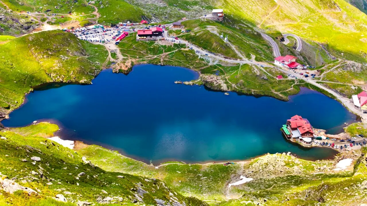 Soluții pe timp de CANICULĂ. Cele mai răcoroase locuri din România în care puteți merge în această perioadă