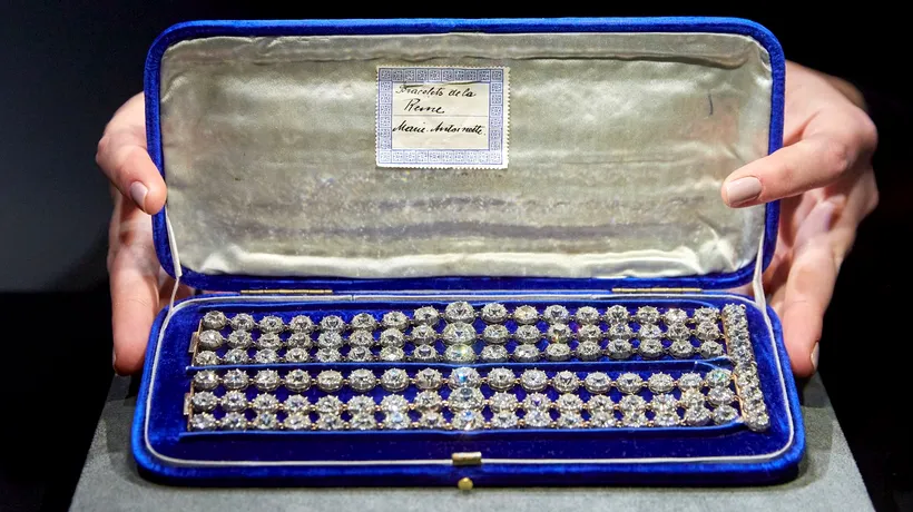 FOTO | Brățările cu diamante ale Mariei Antoaneta s-au vândut cu peste 8 milioane de dolari la licitație, după ce au fost în familie timp de 200 de ani