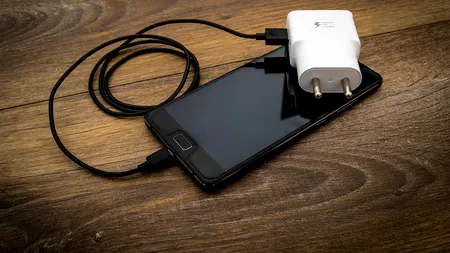 Un hacker etic explică de ce nu e bine să folosești cablurile altora pentru a-ți încărca telefonul: Când uiți chiloții acasă, cumperi alții, nu împrumuți