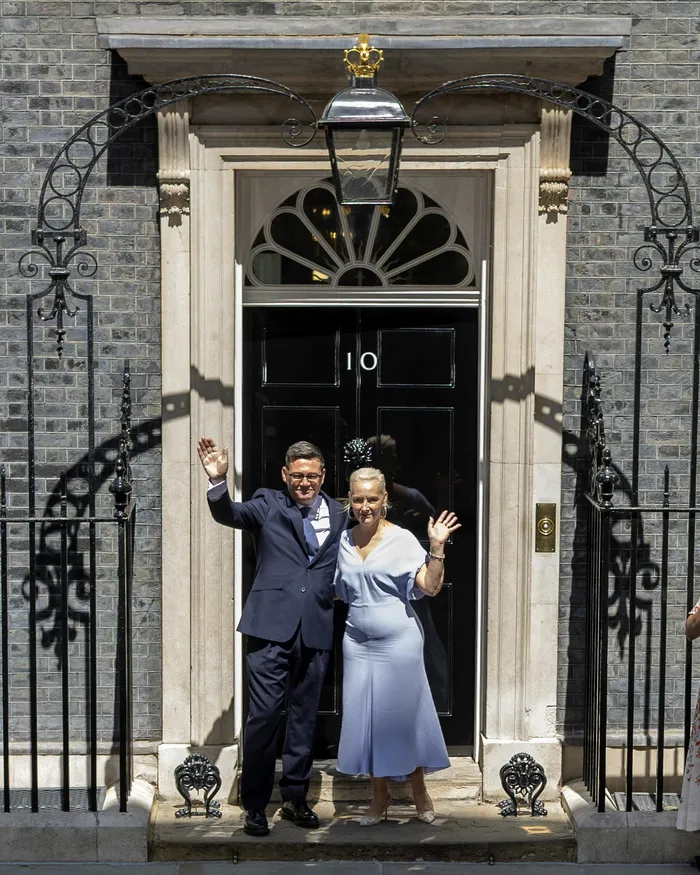 Noul premier, Andy Burnham, și soția sa de origine olandeză, Marie-France van Heel, director de marketing de profesie. Cei doi au trei copii. 