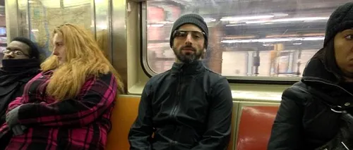 FOTO. Co-fondatorul Google, fotografiat în timp ce testa un nou gadget în metrou