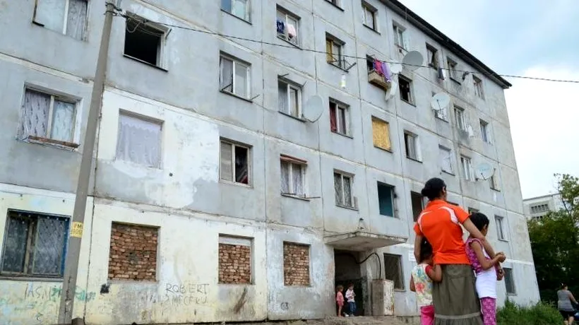 Ferestre și uși ale unui bloc ce va fi demolat, zidite pentru ca cei evacuați să nu se întoarcă