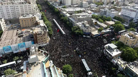 Mii de persoane au participat la FUNERALIILE președintelui Iranului, înhumat într-un mausoleu din Mashhad