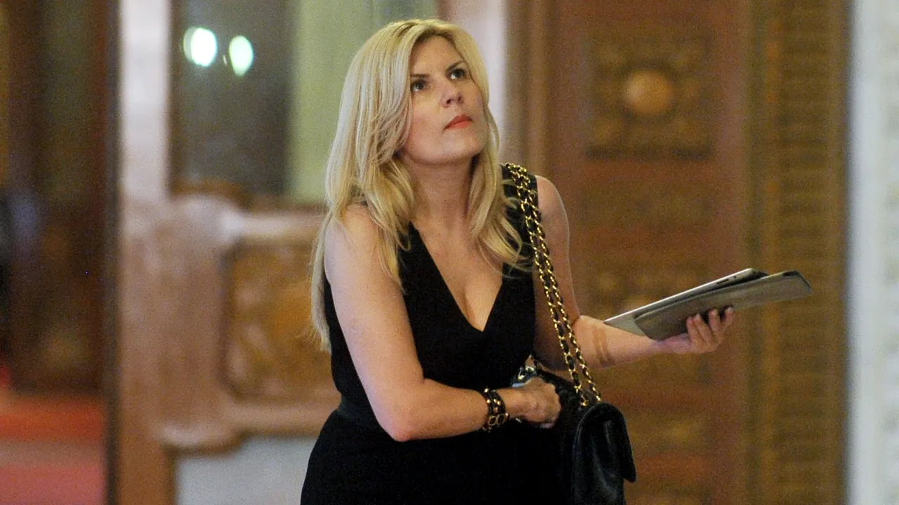 RĂZBOIUL PLAGIATULUI. Elena Udrea, acuzată că a plagiat. Vezi documentele și replica fostului ministru