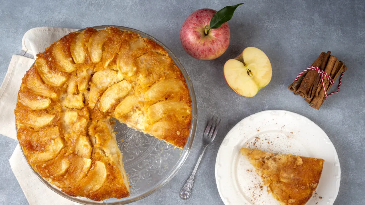 Rețeta pentru un tort de mere însiropat perfect. Cum se pregătește desertul
