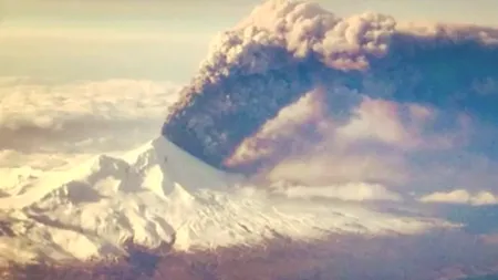 Erupție uriașă a unui vulcan din Alaska: cenușa s-a ridicat la 11 km deasupra Pământului