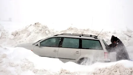 VREMEA. România sub zăpadă. 13 județe sunt sub COD PORTOCALIU de ninsoare. DOI MORȚI, unul dintre ei lucra la deszăpezire. Sunt închise A1, A2, A3, E85, 24 drumuri naționale și multe județene - LIVE