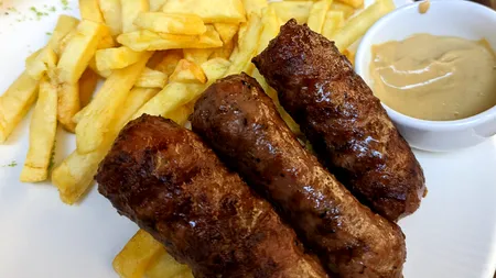 Începând de mâine, 1 august 2025, ieșirile la restaurant vor fi mai scumpe. Cât va costa o porție de cartofi prăjiți și trei mici