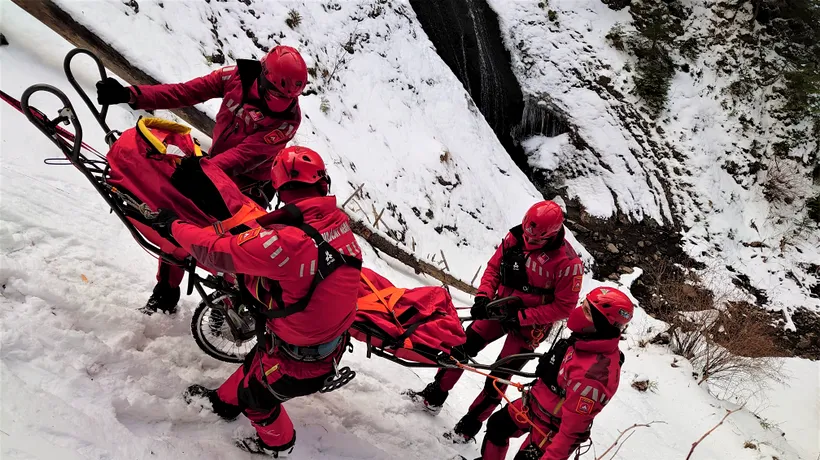 Două persoane au fost surprinse de o avalanșă în zona vf. Negoiu, la o altitudine de aproape 2.300 de metri. Una dintre victime are fracturi la picioare