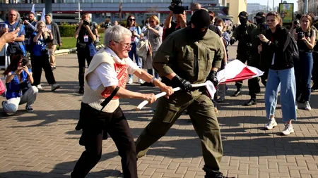 Unul dintre cei mai cunoscuți protestatari din Belarus a fost arestat de autorități! Femeia de 73 de ani, o veterană a activismului. Imagini șocante - VIDEO