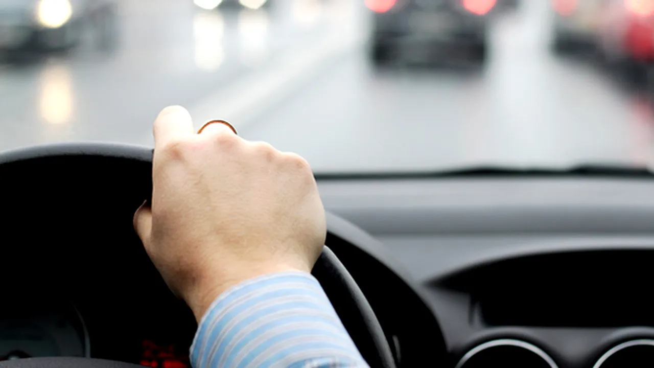 Atenție, șoferi! Vizibilitate sub 100 de metri pe A2, din cauza ploii torențiale 