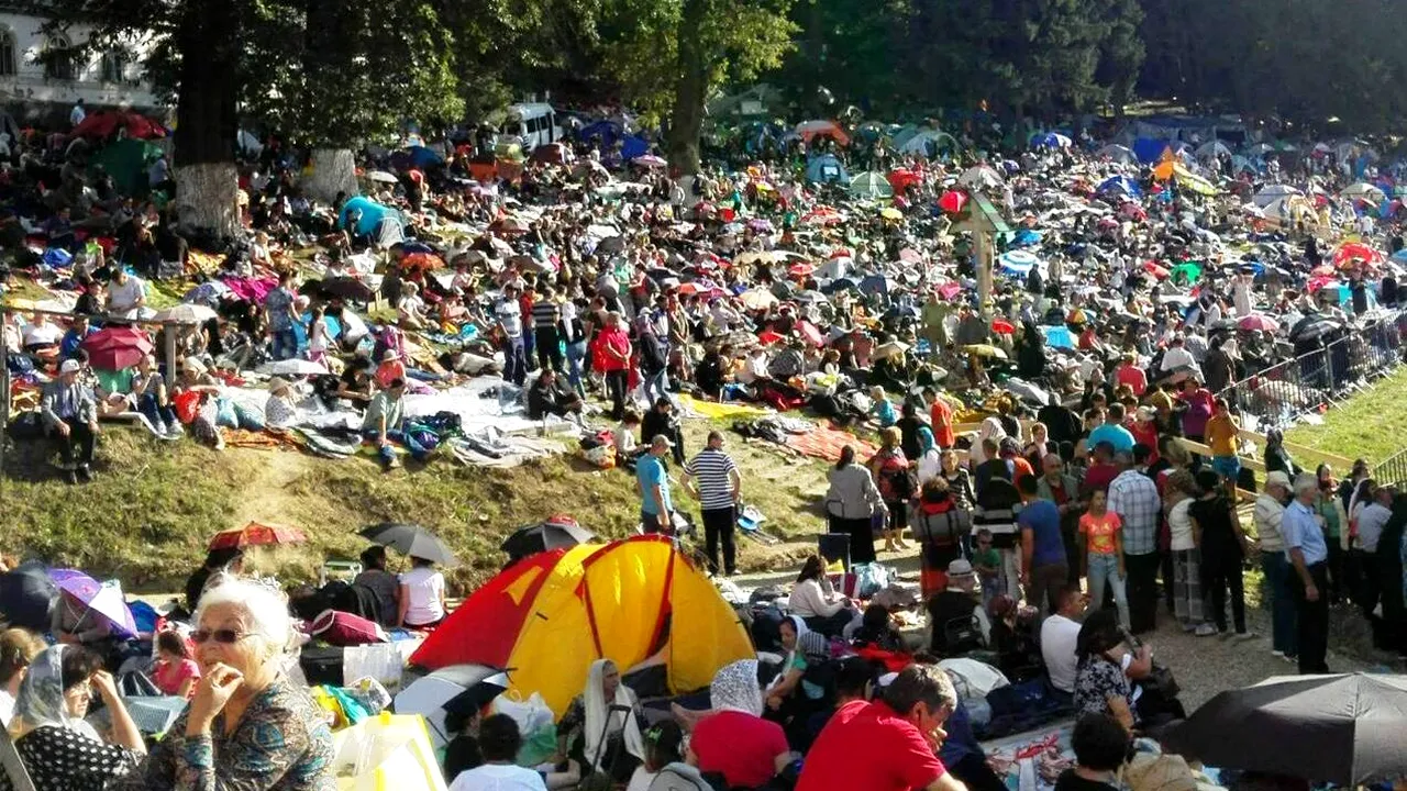 GALERIE FOTO. Peste 30.000 de pelerini la Mănăstirea Nicula. Unii înconjoară în genunchi biserica