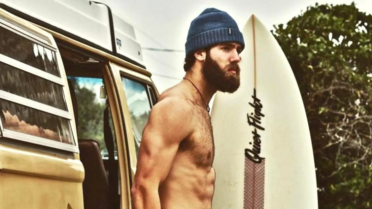 La 21 de ani, este milionar. Nu își cumpără lucruri luxoase și locuiește săptămâni întregi într-o dubă retro