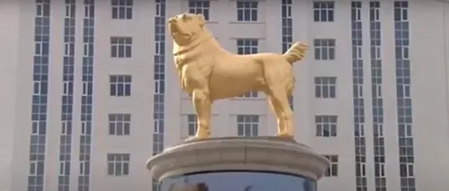 Președintele Turkmenistanului a ridicat o statuie aurită gigantică pentru rasa lui de câini preferată