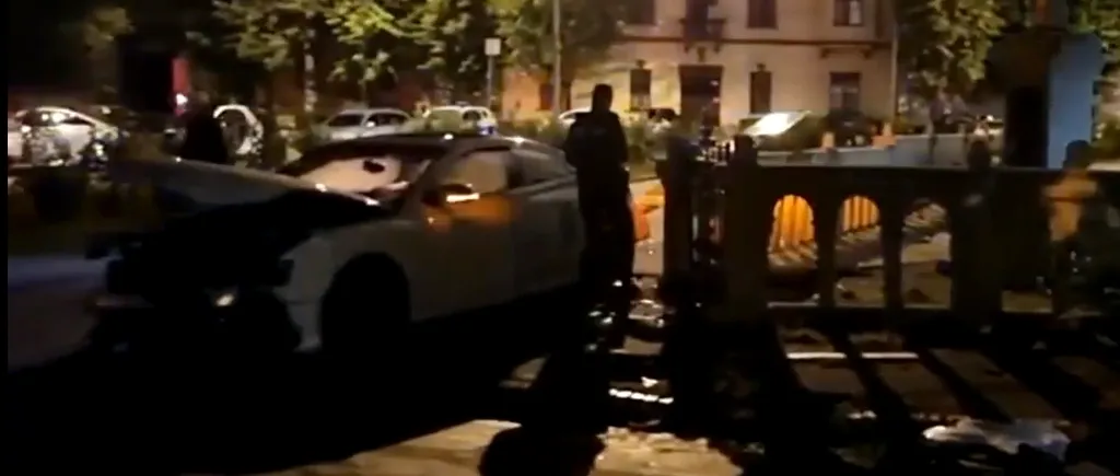 Polițiști în misiune, LOVIȚI în plin de o mașină pe o stradă din Satu Mare. Ofițerii transportau un deținut