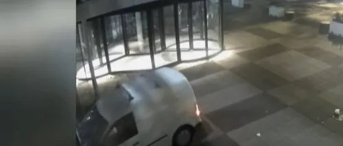 O camionetă a intrat în fațada clădirii cotidianului De Telegraaf din Olanda