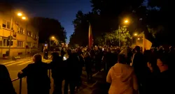 Proteste în miez de noapte la arestul central unde e încarcerat Călin Georgescu. Sute de oameni își strigă nemulțumirea și cer eliberarea lui Georgescu: ”Căline, Căline, poporul e cu tine”