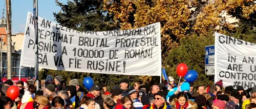 CINSTE înaintașilor! RUȘINE nouă! În an CENTENAR, România are un premier AGRAMAT controlat de UN INFRACTOR. Mesaje de PROTEST față de Jandarmerie și PSD, la defilarea de la Cluj