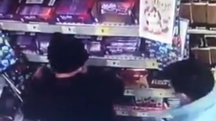 Bătaie într-un magazin, între o vânzătoare și doi hoți care au încercat să fure dulciuri: Femeia a reușit să îl imobilizeze singură pe unul dintre ei - VIDEO 
