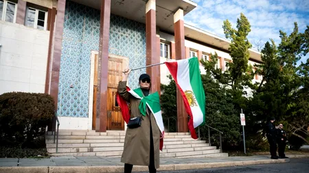 Cum arată acum Ambasada Iranului din Washington, abandonată din 1979. Flori și steaguri de dinaintea revoluției islamice au apărut la intrare