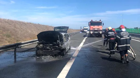 În atenția șoferilor | O mașină arde cu fum dens pe Autostrada Soarelui. Circulația rutieră este îngreunată - FOTO