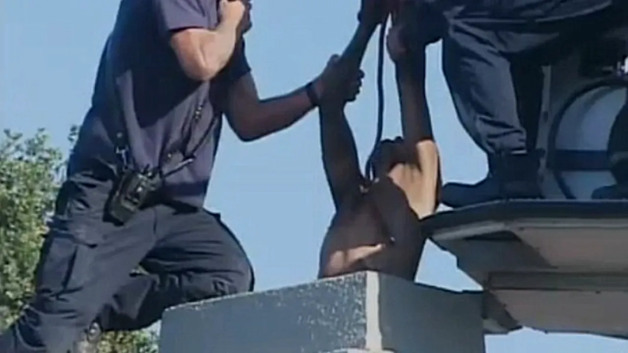 Se ascundea de poliție. Un bărbat a rămas blocat într-un horn timp de zece ore 