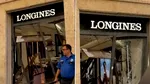 Jaf ca în filme, la Roma. 80 de ceasuri Longines au fost furate de pe Via del Corso în doar 50 de secunde. Hoții au spart vitrina cu o mașină-berbec. Gândul are imagini și detalii exclusive de la fața locului