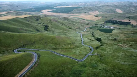 SPECTACULOASA șosea Trans-salina a fost asfaltată. Drumul ajunge într-un sat unde mai locuiesc doar 14 oameni