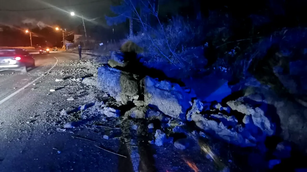 FOTO | Pericol pentru șoferi! O alunecare de teren a blocat circulația pe sensul Târgu Jiu – Râmnicu Vâlcea