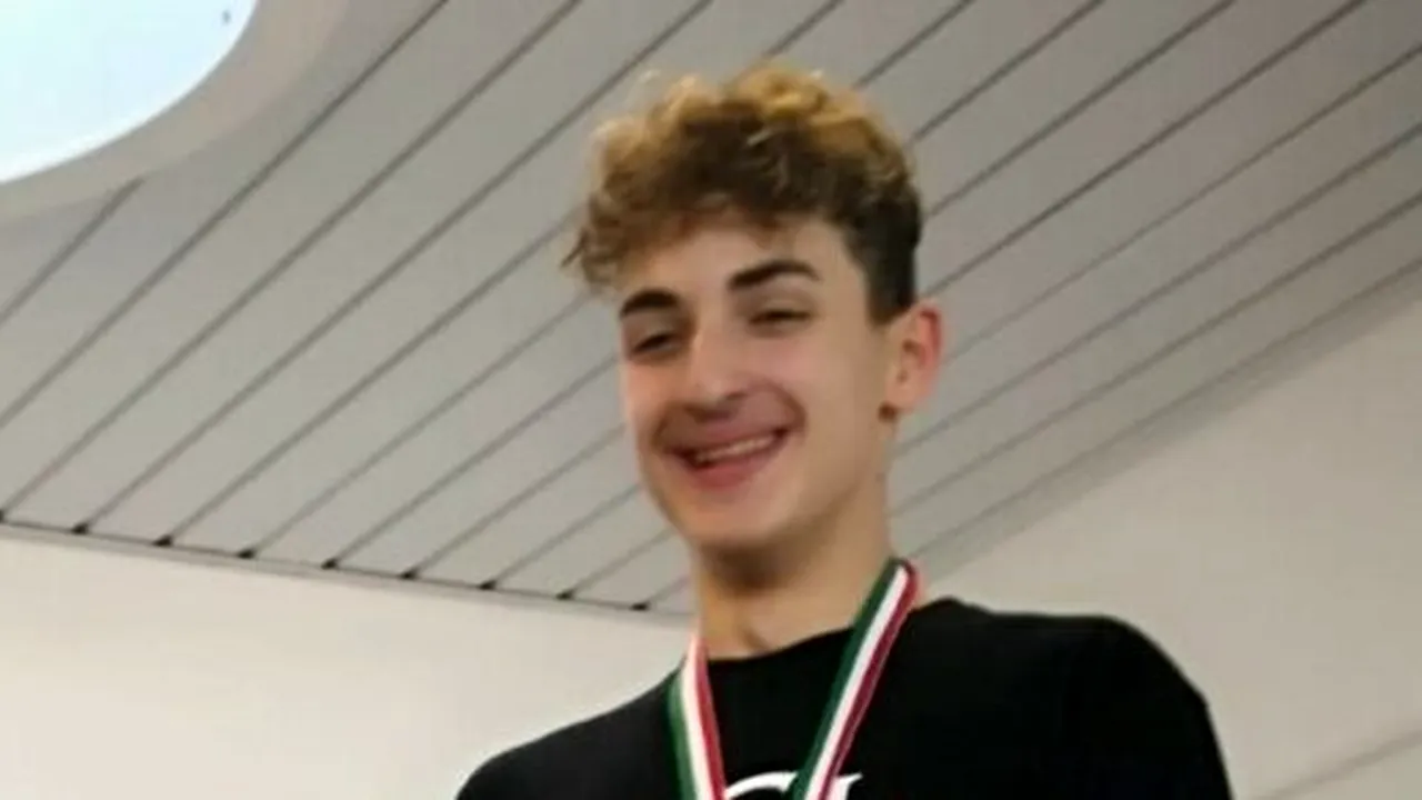 Un adolescent român, campion la înot și component al lotului național al Italiei, a murit de COVID-19