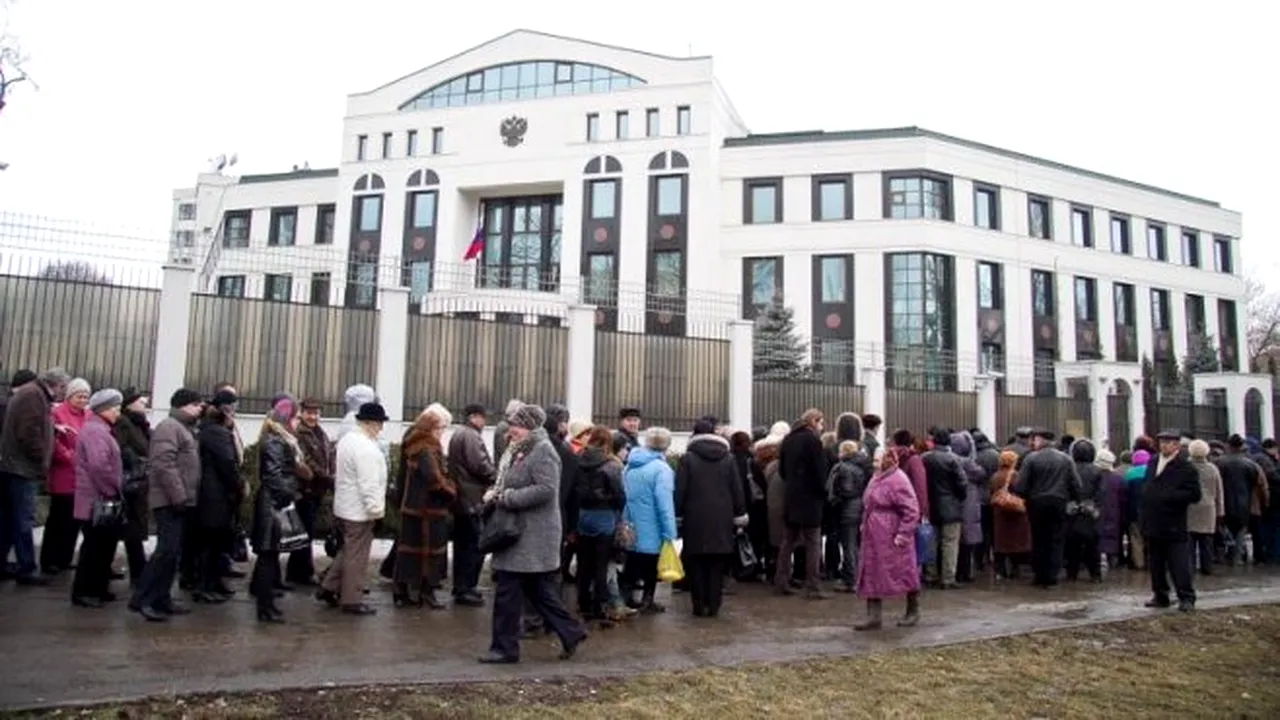 Ambasada Rusiei la Chișinău și-a instalat stâlpi metalici de protecție, înaintea semnarea acordului de asociere dintre Republica Moldova și UE