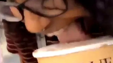 A lins o înghețată și acum riscă 20 de ani de închisoare. Gestul femeii i-a oripilat pe consumatori: „Cine e psihopata asta?