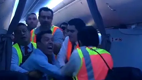 Imagini de coșmar dintr-un avion obligat să aterizeze de urgență: 40 de minute s-au chinuit să dea jos un bărbat care-și ieșise din minți