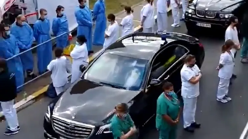 TĂCERE. Personalul medical dintr-o țară cu peste 9.000 de decese, protest tăcut cu spatele la premier - FOTO / VIDEO